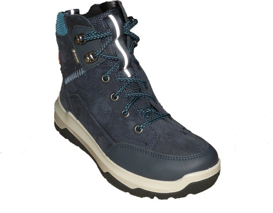 Donkerblauwe Gore-Tex veterboot met beige zool, reflecterende details en blauwe veters.