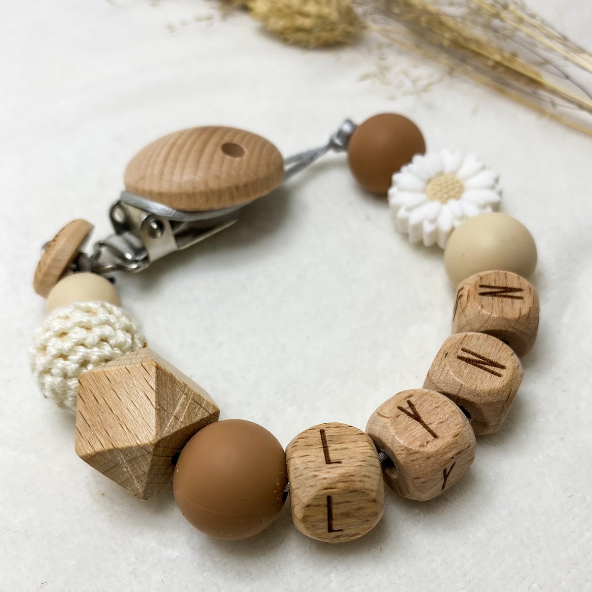 Baby Chique Uden | Speenkoord met naam | Bruin Flower | Kraamcadeau | Babyshower | Babygym | Baby born | Gepersonaliseerd