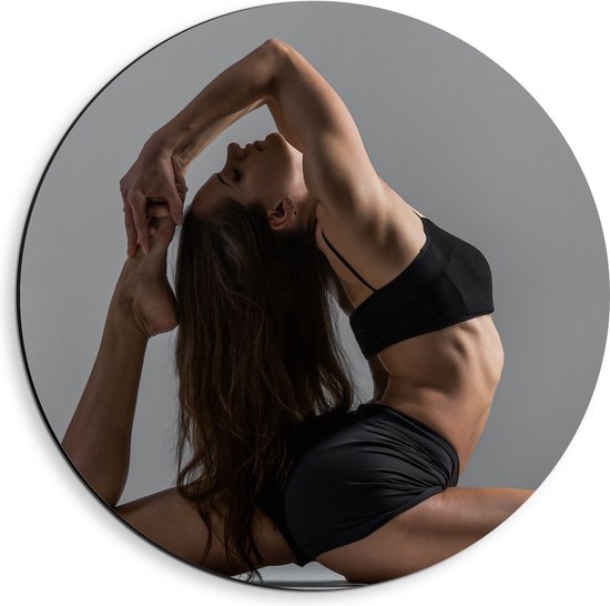 Dibond Muurcirkel - Vrouw in Yoga Positie voor Witte Muur - 40x40 cm Foto op Aluminium Muurcirkel (met ophangsysteem)