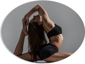 PVC Schuimplaat Ovaal - Vrouw in Yoga Positie voor Witte Muur - 68x51 cm Foto op Ovaal (Met Ophangsysteem)