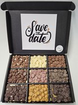 Chocolade Callets Proeverij Pakket met Mystery Card 'Save the Date' met persoonlijke (video) boodschap | Chocolademelk | Chocoladesaus | Verrassing box Verjaardag | Cadeaubox | Relatiegeschenk | Chocoladecadeau