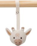 Witte gebreide giraffe knuffel met bruine accenten, hangend aan een houten stok.