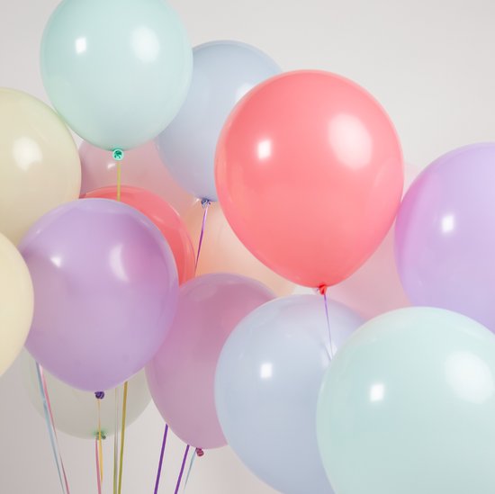 Close-up van pastelkleurige ballonnen in roze, lavendel, blauw, mintgroen en geel, met lintjes.