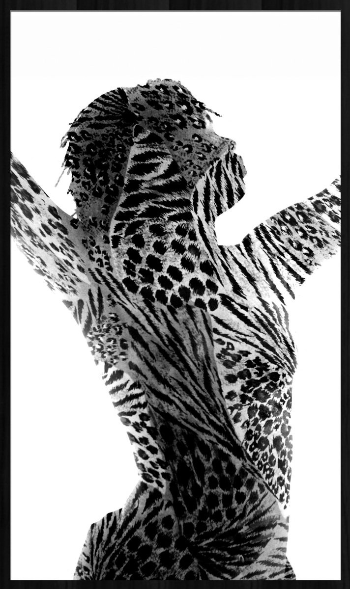 Wandkraft x Essamba Art - Tigresse - 70x118 cm - Forex ingelijst in zwarte lijst.