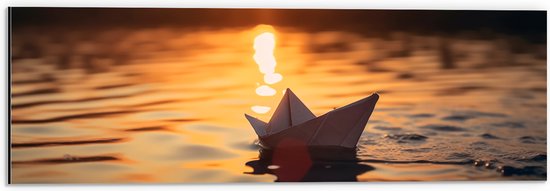 Dibond - Papieren Bootje Dobberend op het Water bij Zonsondergang - 60x20 cm Foto op Aluminium (Wanddecoratie van metaal)
