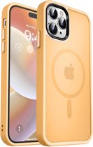 Hoesje Geschikt voor iPhone 15 Pro - Compatibel met MagSafe - Matte Beschermhoes - Back Cover met Magneet - Geschikt voor Draadloos Opladen met Magnetische Ring - Oranje