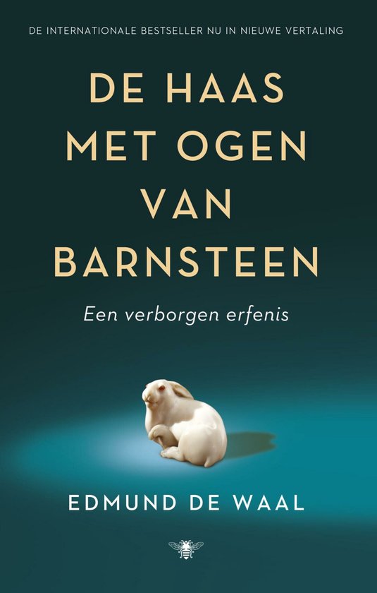 Boek "De haas met ogen van barnsteen" van Edmund de Waal. Een witte haas zit op een blauwe achtergrond.