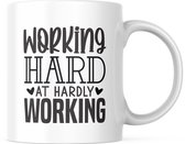 Kantoor Mok met tekst: Working hard at hardly working | Werk Quote | Grappige Quote | Funny Quote | Grappige Cadeaus | Grappige mok | Koffiemok | Koffiebeker | Theemok | Theebeker