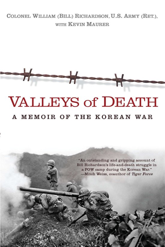 Boekcover "Valleys of Death", een memo van de Koreaanse Oorlog, met prikkeldraad en soldaten.