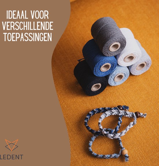 Stapel kleine rollen grijs, donkerblauw, zwart, lichtblauw en wit touw op een oranje ondergrond. Twee armbanden van gevlochten touw liggen ernaast.