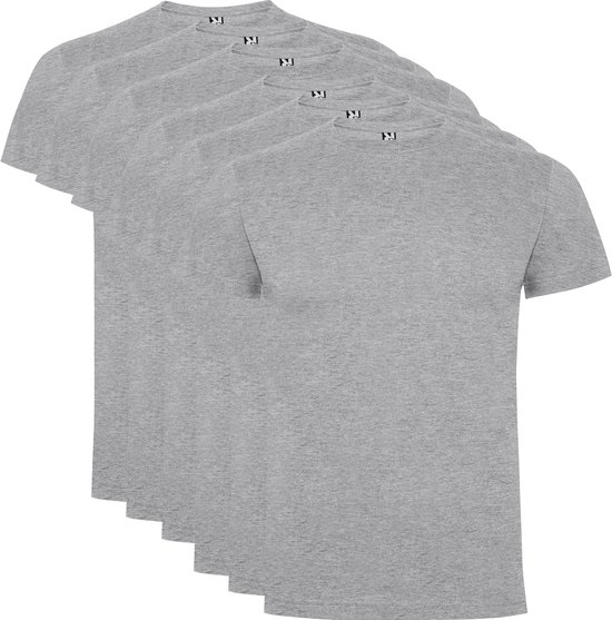 Six t-shirts gris alignés, sur fond noir.