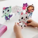 Wit kattenfiguur met strass-steentjes, zittend tussen andere figuren in een knutselset.