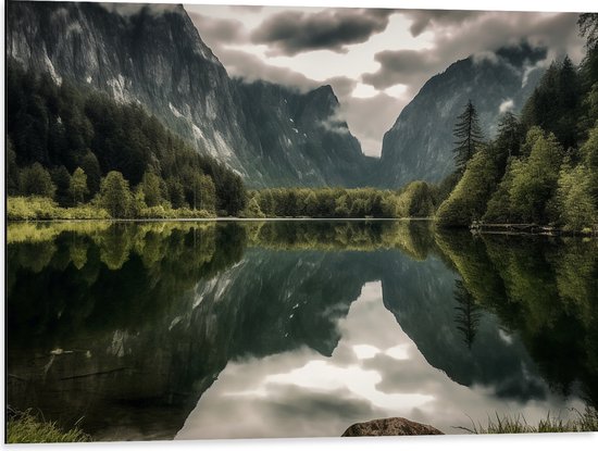 Dibond - Rivier Omringd door Bomen en Bergen - 80x60 cm Foto op Aluminium (Wanddecoratie van metaal)