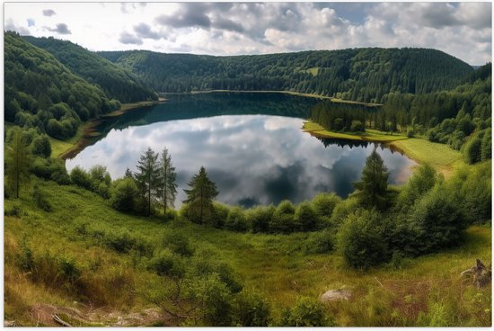 Poster Glanzend – Meer omringd door Groene Bergen - 75x50 cm Foto op Posterpapier met Glanzende Afwerking