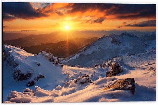 Dibond - Uitzicht op Zonsondergang vanaf Besneeuwde Berg - 60x40 cm Foto op Aluminium (Met Ophangsysteem)