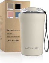 LARS NYSØM - Tasse à Coffee Thermo à emporter 'Rørelse' 380 ml - Sans BPA avec isolation - Avec sangle de transport et couvercle en Tritan - Crème au beurre
