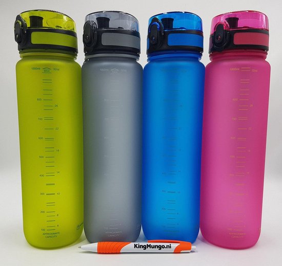 Vier matte King Mungo drinkflessen in geel, grijs, blauw en roze met maataanduiding. Een pen met KingMungo.nl logo ligt ervoor.