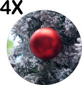 BWK Stevige Ronde Placemat - Rode Kerstbal in Besneeuwde Boom - Set van 4 Placemats - 50x50 cm - 1 mm dik Polystyreen - Afneembaar