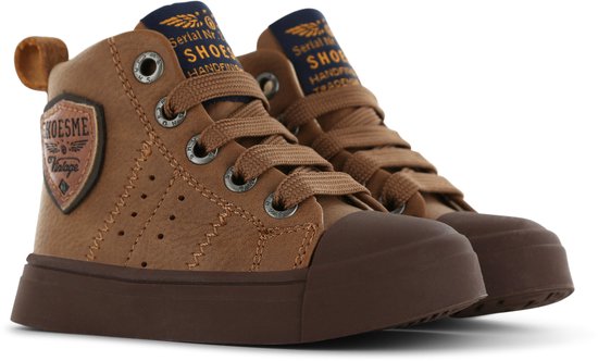 Twee bruine leren hoge sneakers met veters en logo's.