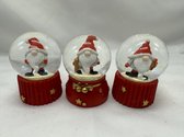 Decoratieve set van 3 glitterbollen met Kerstman - Rood - (2) Kerstman / Kerstman + hout / Kerstman + cadeau - Hoogte 6.5 x dia 5 cm - Polyresin + Glazen bol - Kerstdecoratie - Kerstversiering - Woonaccessoires