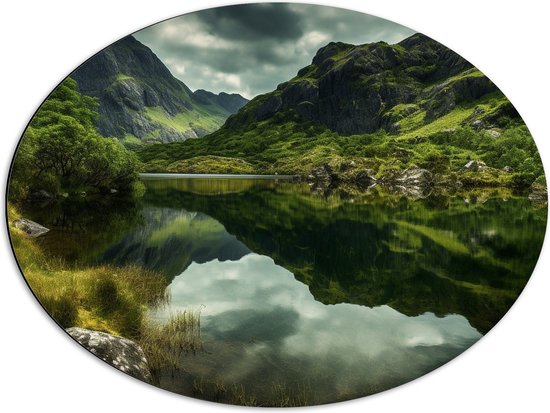 Dibond Ovaal - Bergen - Bomen - Water - Natuur - Gras - 68x51 cm Foto op Ovaal (Met Ophangsysteem)