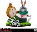 Witte konijn-figuur met bril, rode jas, groene kraag en een groot gouden zakhorloge. Tekst: 'I'M LATE, I'M LATE'.