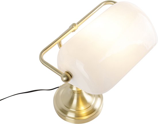Lampe de bureau dorée avec abat-jour courbé en verre blanc et bras doré.