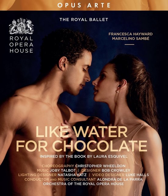 De Royal Ballet presenteert 'Like Water For Chocolate'. Twee dansers, Francesca Hayward en Marcelino Sambé, omhelzen elkaar. Tekst: Royal Opera House, The Royal Ballet, Like Water For Chocolate.