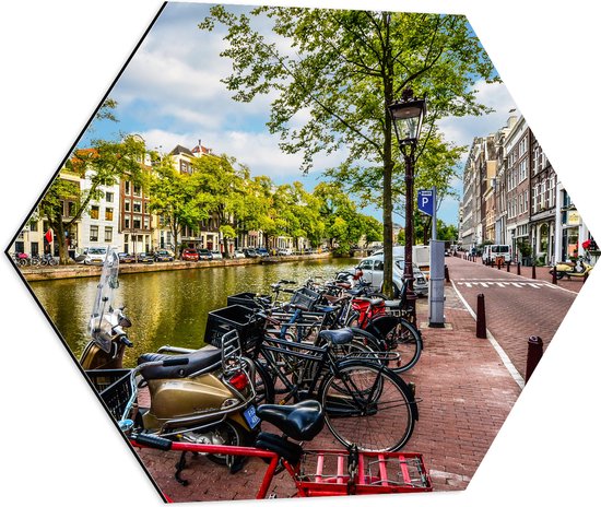 Dibond Hexagon - Rij Fiets Geparkeerd langs de Gracht in Amsterdam - 60x52.2 cm Foto op Hexagon (Met Ophangsysteem)