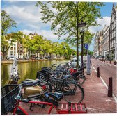 Vlag - Rij Fiets Geparkeerd langs de Gracht in Amsterdam - 50x50 cm Foto op Polyester Vlag