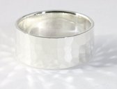 Brede gehamerde zilveren ring - maat 22