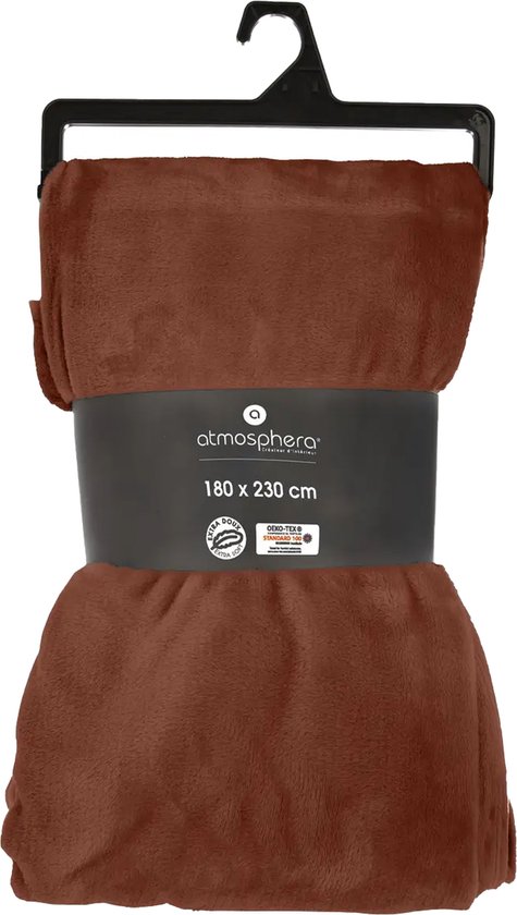 Terracotta fleece deken, 180 x 230 cm, opgevouwen en op een hanger gepresenteerd met een band van Atmosphera.