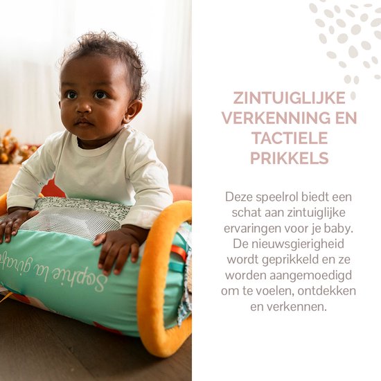 Een baby zit voor de rollende speelrol met oranje uiteinden en mintgroene stof met patronen. Zintuiglijke verkenning en tactiele prikkels.