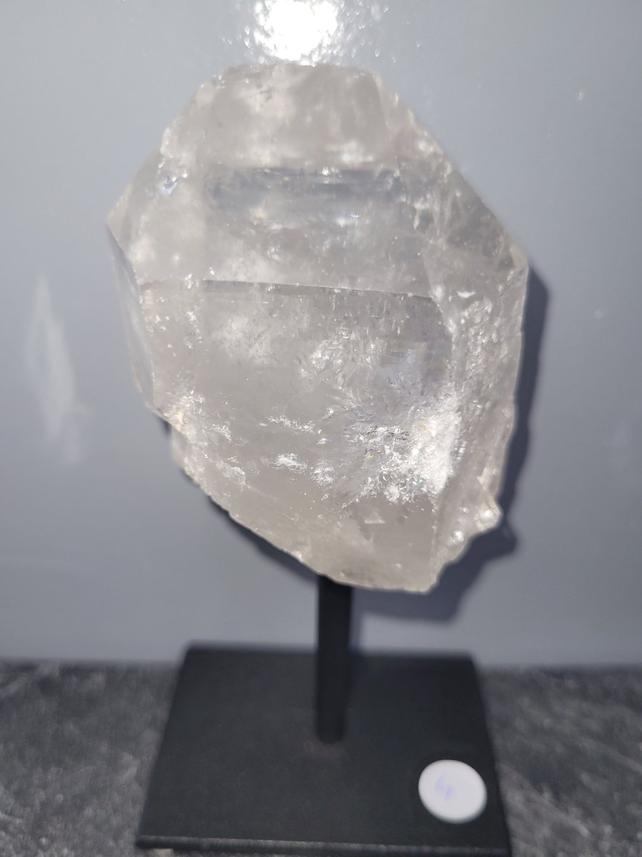 Bergkristal gepolijst op standaard met regenboog