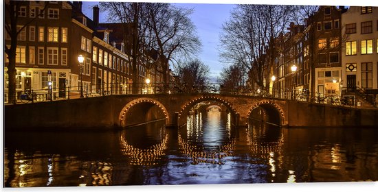 Dibond - Verlicht Bruggetje over Amsterdamse Grachten - 100x50 cm Foto op Aluminium (Met Ophangsysteem)