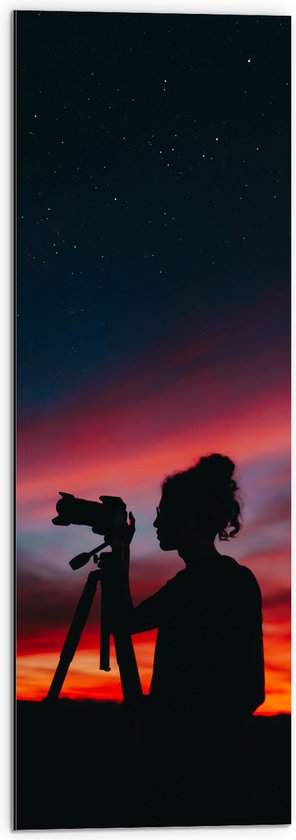 Dibond - Silhouet van Vrouw achter Camera bij Zonsondergang - 30x90 cm Foto op Aluminium (Met Ophangsysteem)