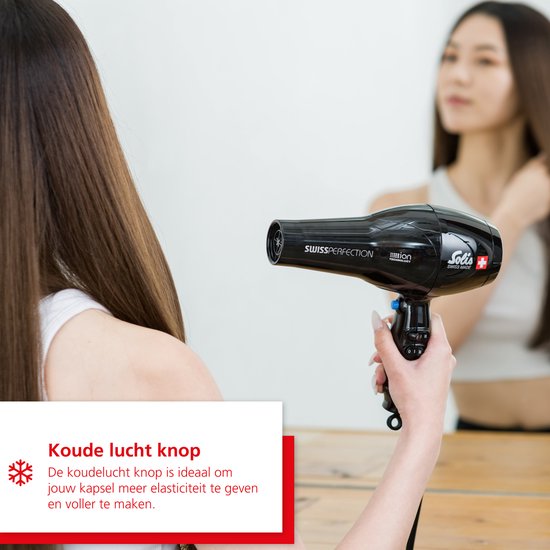 Hand met een zwarte Solis föhn bij de haren van een vrouw.