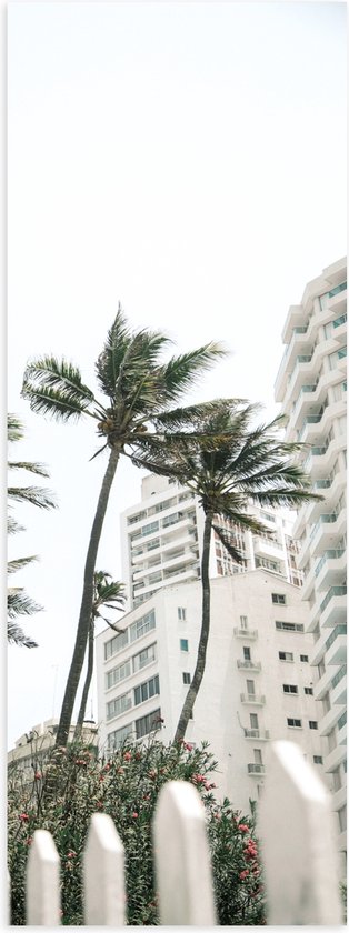 Poster Glanzend – Wind door Palmbomen bij Wit Gebouw - 30x90 cm Foto op Posterpapier met Glanzende Afwerking