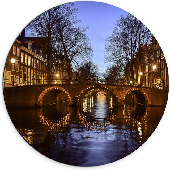 Dibond Muurcirkel - Verlicht Bruggetje over Amsterdamse Grachten - 70x70 cm Foto op Aluminium Muurcirkel (met ophangsysteem)