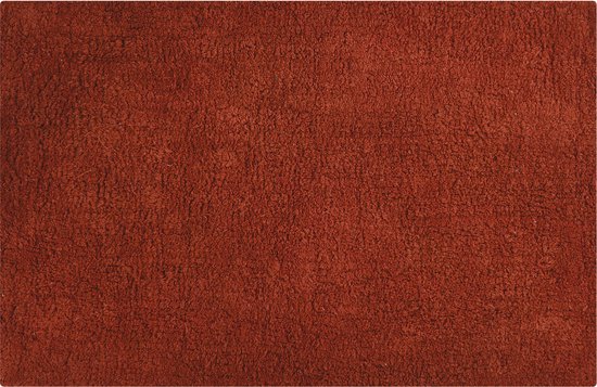 Een terracotta badkamermat met een textuur van korte, pluizige lussen.