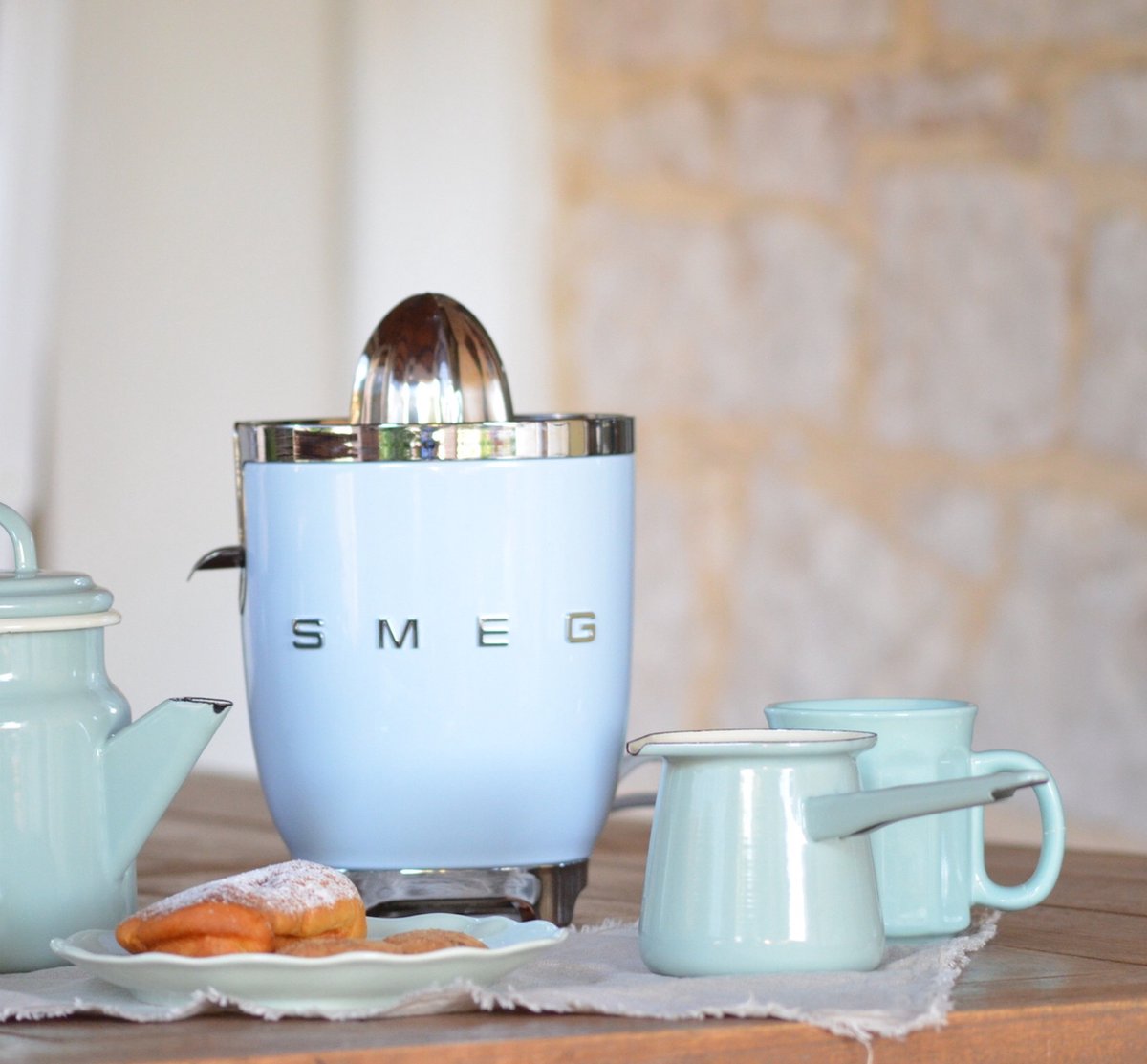SMEG CJF11PBEU Citruspers - Elektrische Citruspers - 70W - RVS Filter - Antidruppelsysteem - Automatische Start/Stop - '50s Style - Pastelblauw thumbnail 3