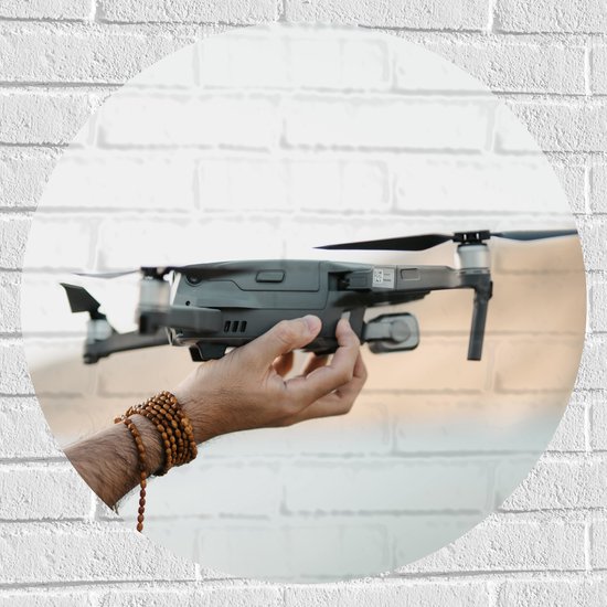 Muursticker Cirkel - Drone in Handen van Mensen - 70x70 cm Foto op Muursticker