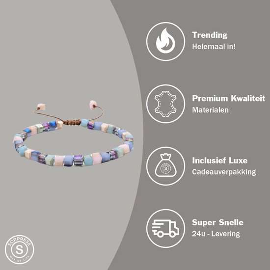 Armband met veelkleurige vierkante kralen in pastelkleuren, aan een verstelbaar koord.