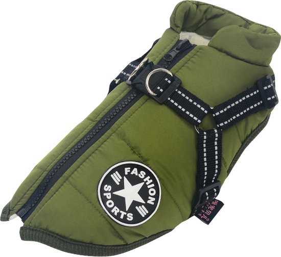 Groene gewatteerde hondenjas met rits, reflecterende banden, D-ringen en een 'FASHION SPORTS' cirkelbadge.
