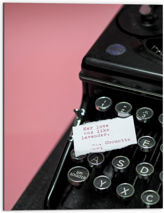 Dibond - Quote op Wit Papier Liggend op Zwarte Vintage Typemachine op Roze Achtergrond - 60x80 cm Foto op Aluminium (Met Ophangsysteem)