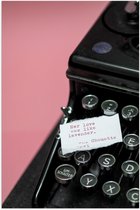Poster Glanzend – Quote op Wit Papier Liggend op Zwarte Vintage Typemachine op Roze Achtergrond - 60x90 cm Foto op Posterpapier met Glanzende Afwerking