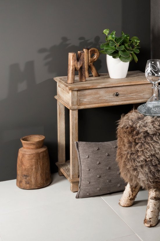 Houten console tafel met decoratie, een plant en een grijs kussen met bolletjespatroon.