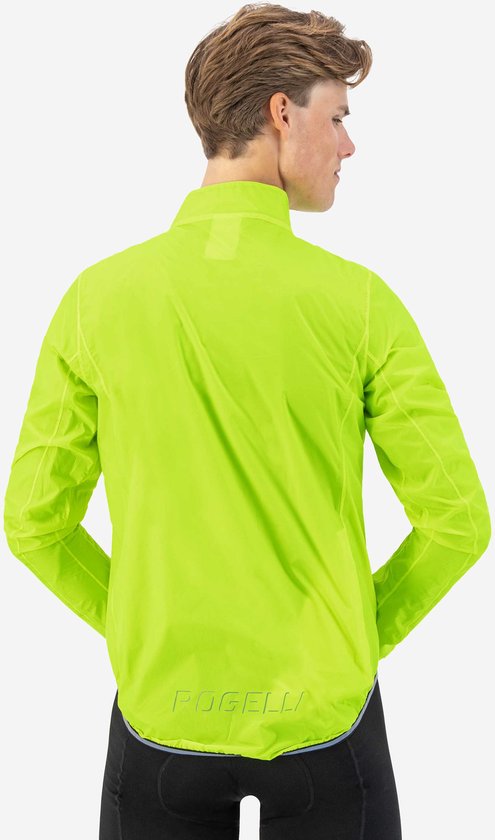 Een man met de rug naar de camera, draagt een fluo-gele fietsregenjas. Het woord 'ROGELLI' staat op de onderrug.