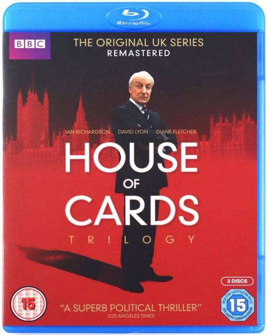 Een Blu-ray hoes met Ian Richardson in een pak, tegen een rode achtergrond met het silhouet van het parlement.