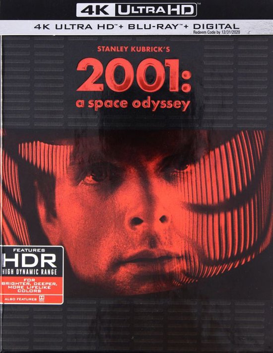 De voorkant van de 4K Ultra HD, Blu-Ray + Digitale uitgave van Stanley Kubricks "2001: A Space Odyssey". Een close-up van een gezicht in rood licht met een patroon van lijnen.